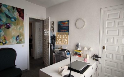 Vakker og koselig villa med fin hage.